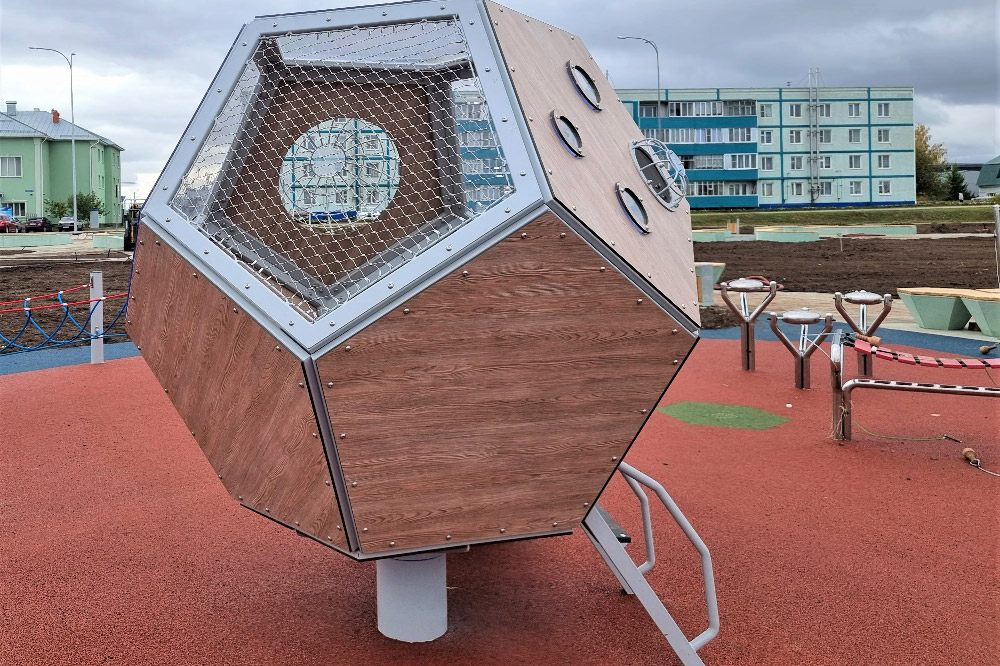 Single hexagonal honeycomb play unit wood grain panel stainless mesh observation window full view