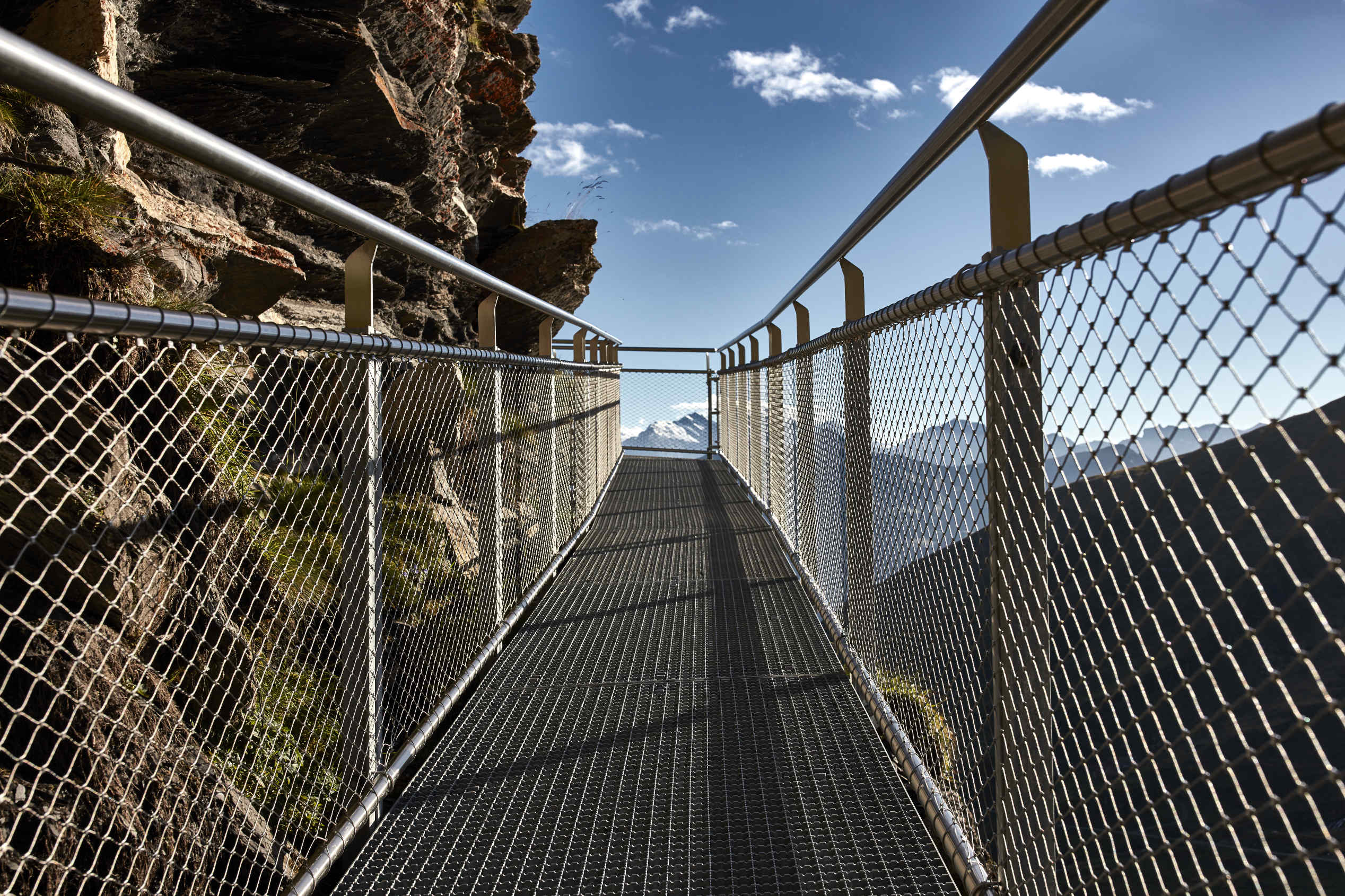 Stainless‑Steel Rope Mesh Railing VS Glass Railing: Pros & Cons For Architecture