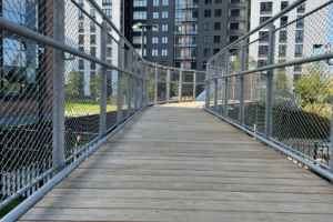 Elevated Timber Walkway Ferrule Stainless Cable Mesh Balustrade Urban Landscape Project