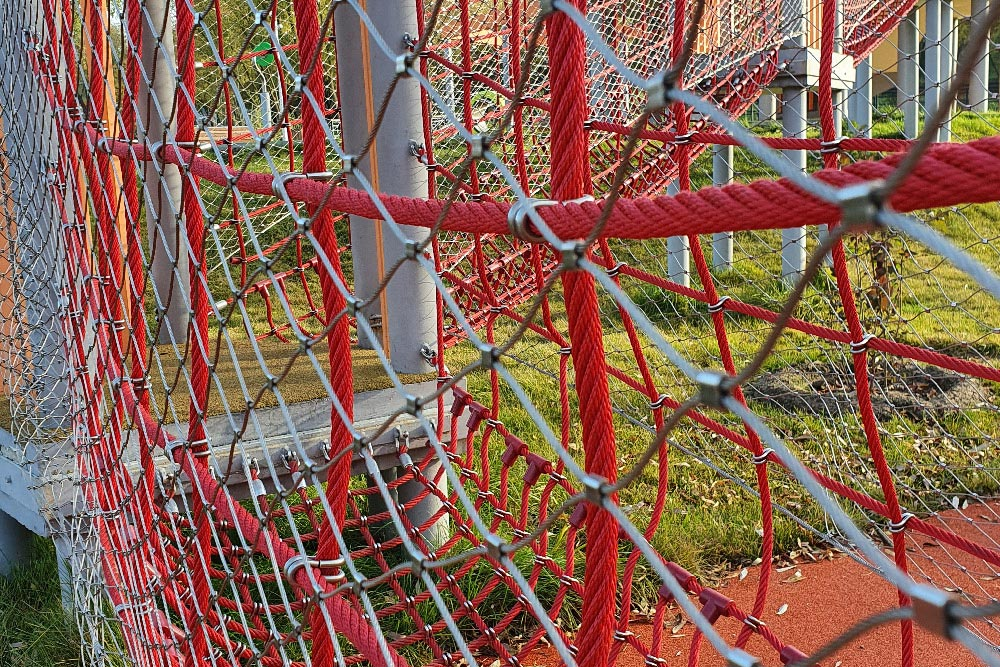 Double layer red & silver interwoven mesh middle view